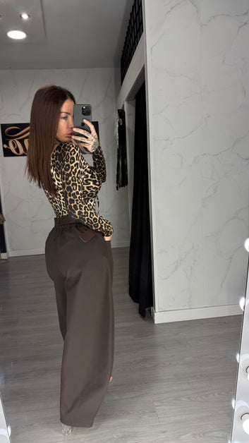 Pantalón chocolate, cinturón