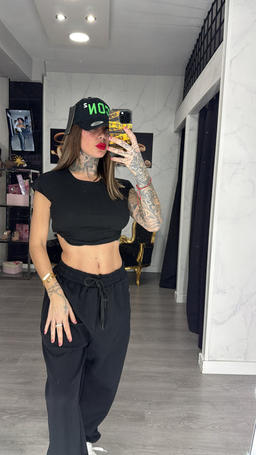 Camiseta, cortita negra