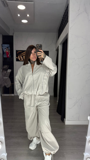 Chandal plástico gris