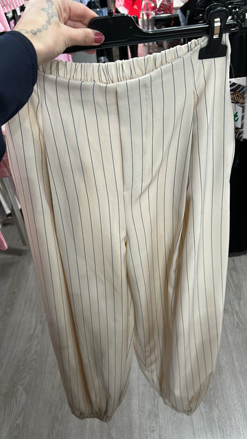 Pantalón raya beige