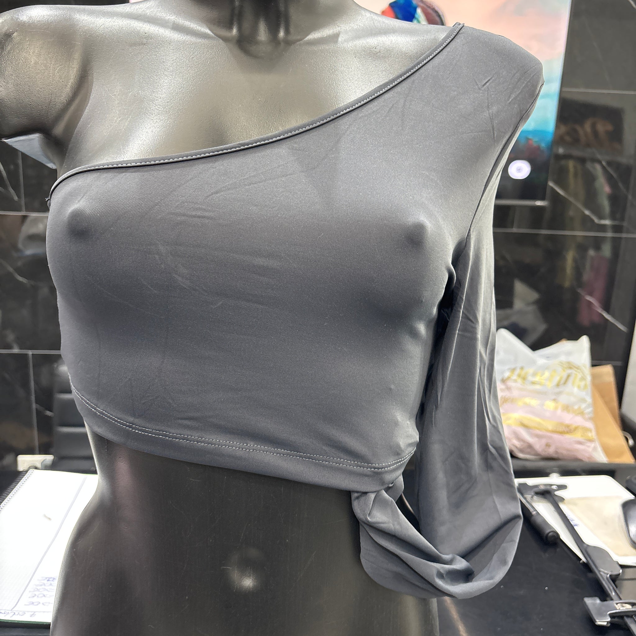 Top manga gris oscuro