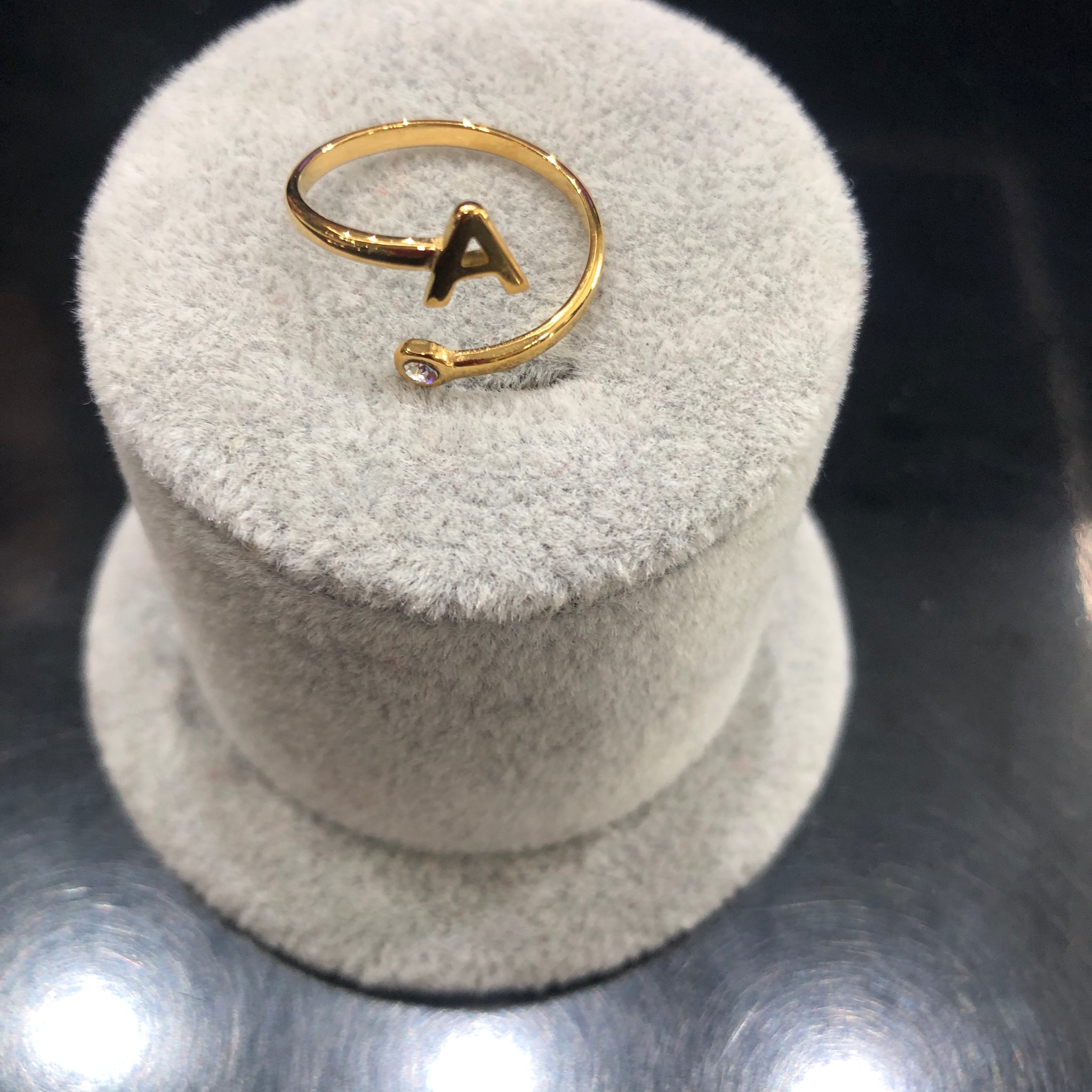 Anillo para san Valentín letra a