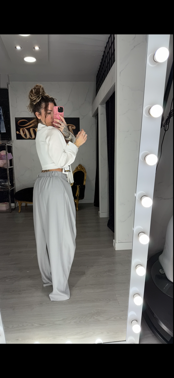 Pantalón botón gris y