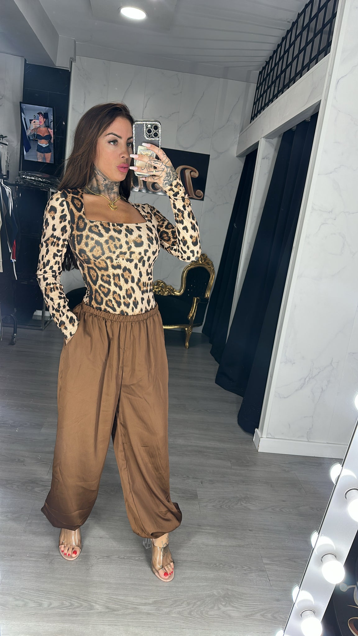 pantalón chino camel