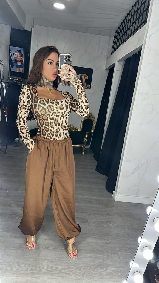 pantalón chino camel