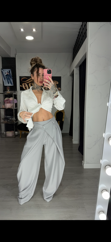 Pantalón botón gris y