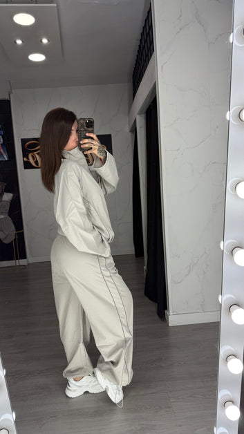 Chandal plástico gris
