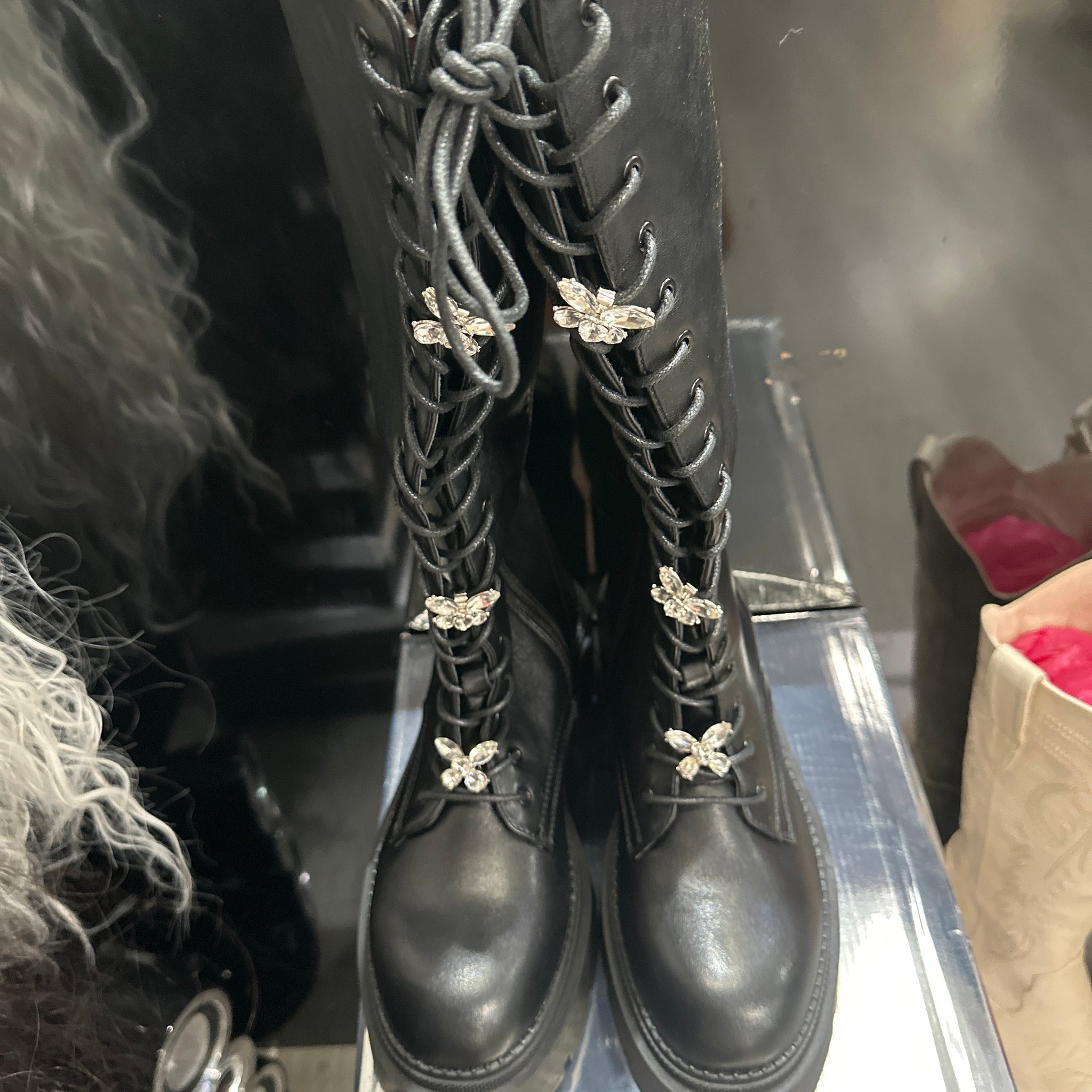Bota militar, mariposa