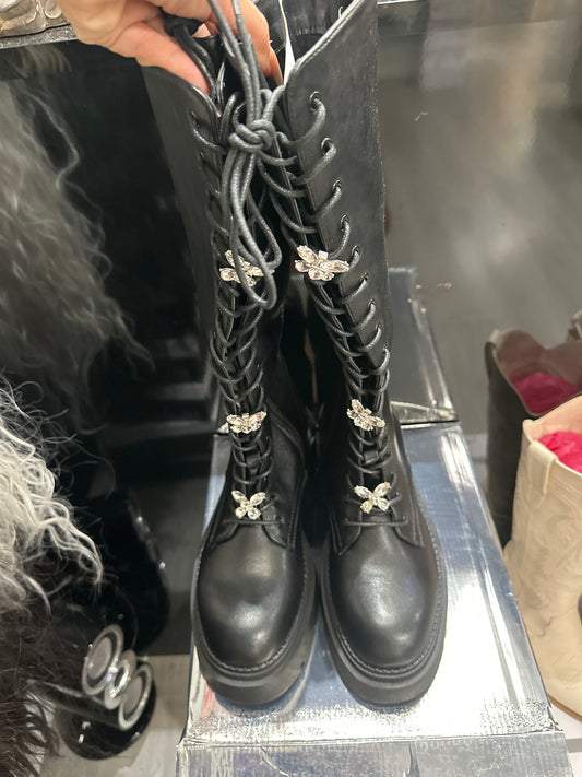 Bota militar, mariposa