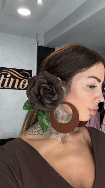 Pendiente y flor marrón